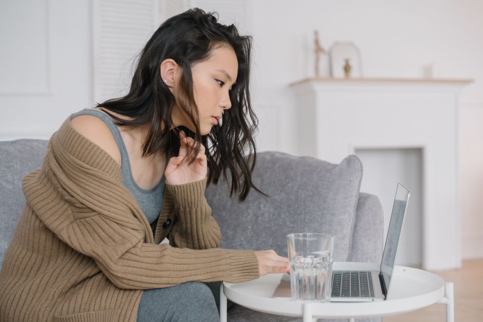 息を長く吐いて落ち着ける女性