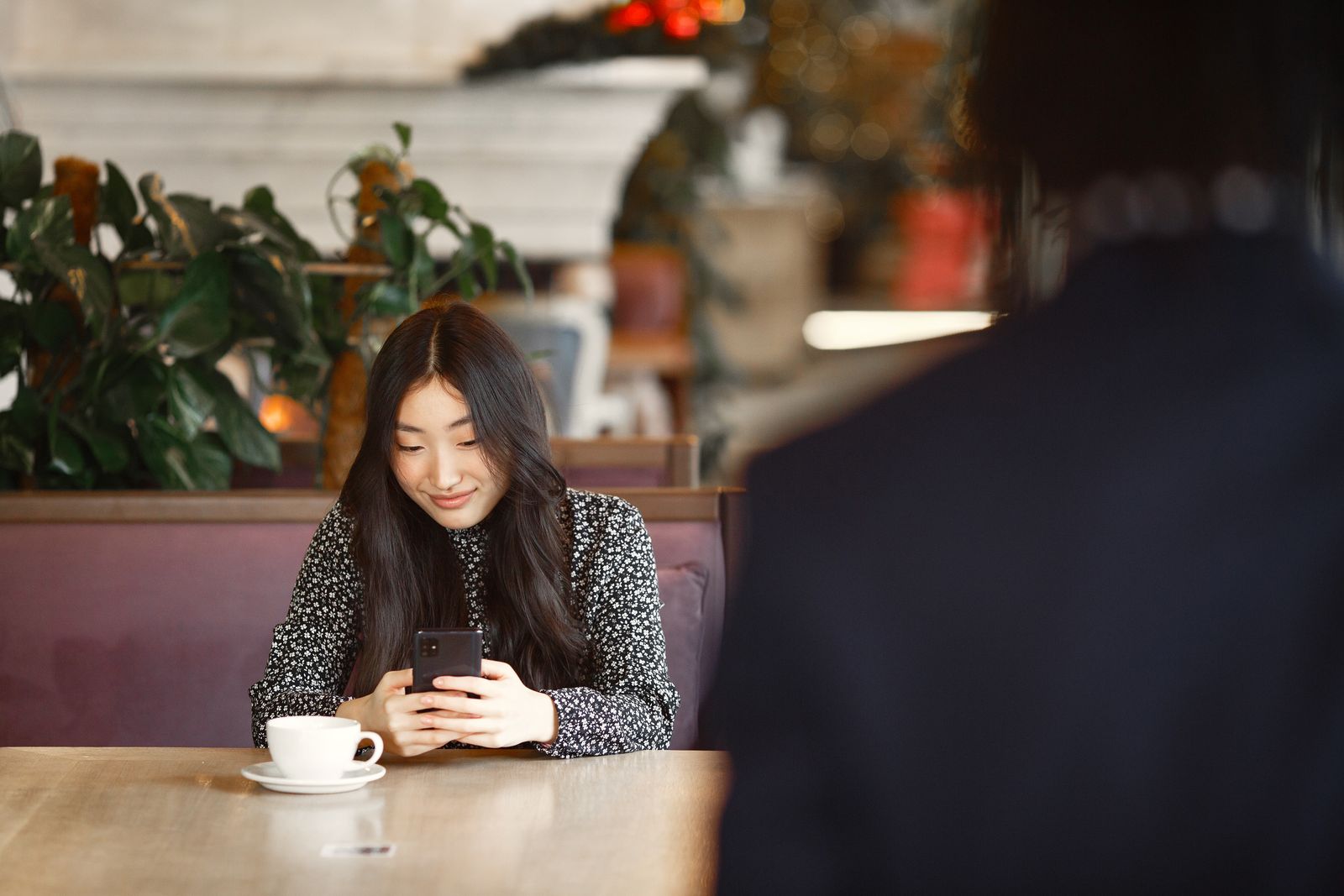 カウンセラー 問い合わせ 返信に悩む女性のイメージ