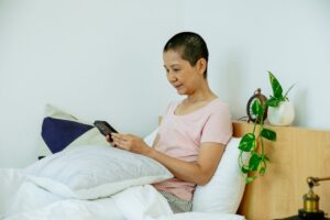 友達が少ないことに不安を感じる女性のイメージ（アイキャッチ）
