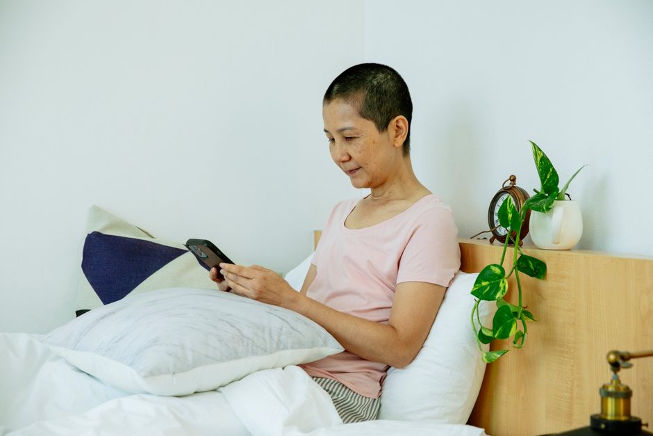 友達が少ないことに不安を感じる女性のイメージ(アイキャッチ)