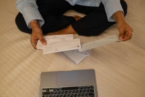 節約が続かず悩む女性のイメージ（アイキャッチ）