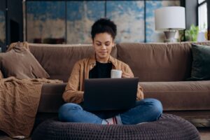 在宅ワーク 孤独に悩む女性のイメージ
