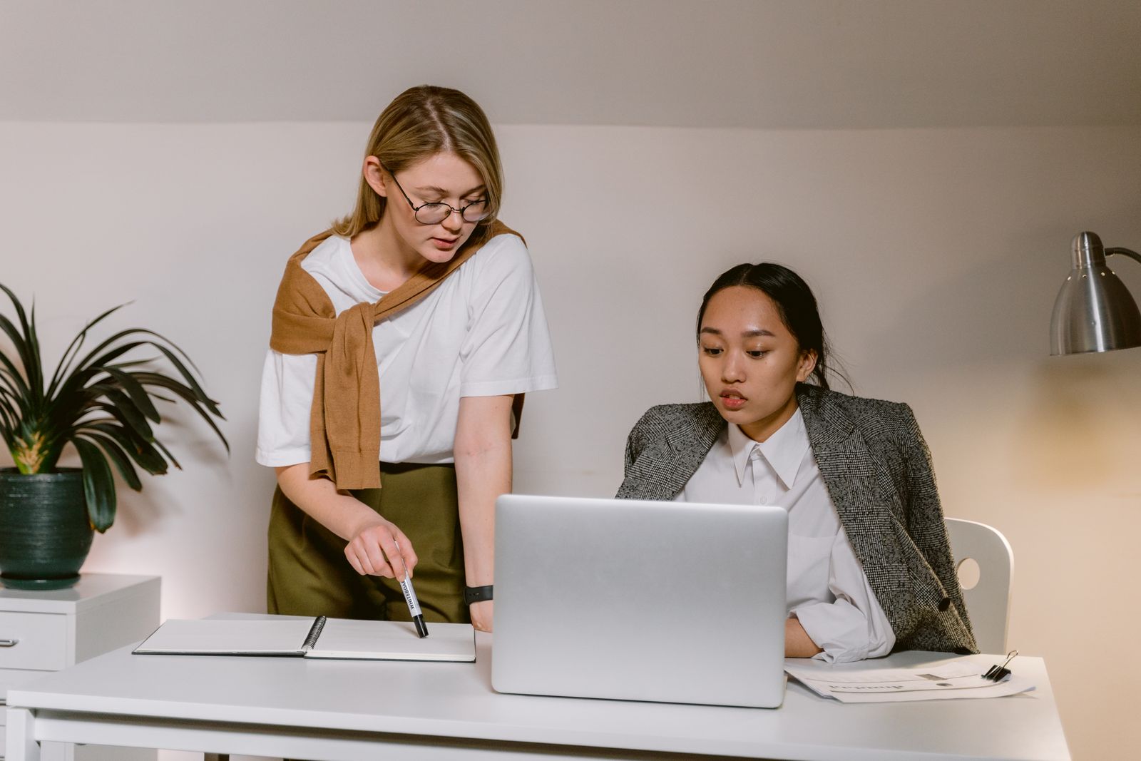 カウンセリング 料金 相場 目安をテーマにした女性のイメージ写真