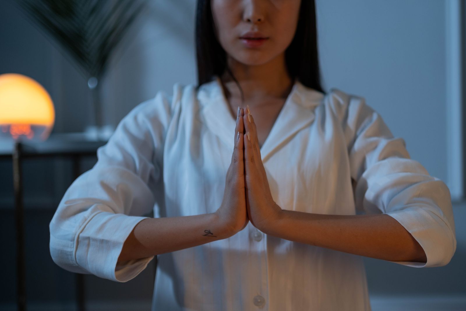 瞑想 続かない 短時間 コツに悩む女性のイメージ