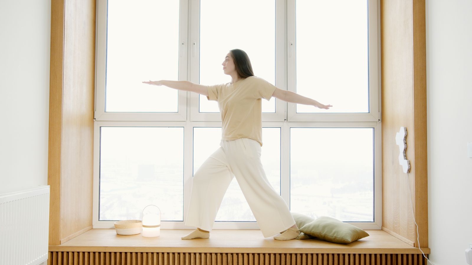 休日 予定がない 落ち込むについて考える女性の様子