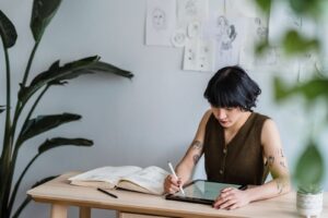 セラピスト コース 組み方に悩む女性のイメージ