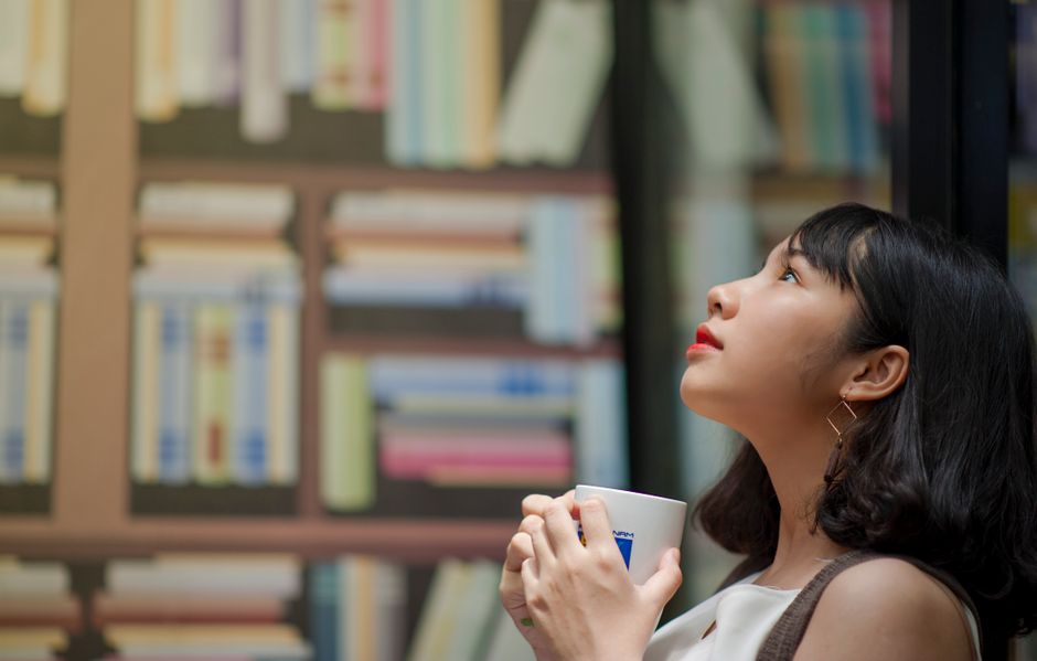 会社を辞めたいか続けるか迷う女性のイメージ(アイキャッチ)