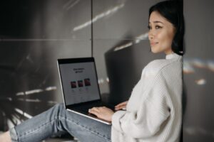 キャリアチェンジを考える30代女性のイメージ（アイキャッチ）