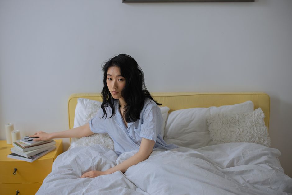 友人と会って充電する場面