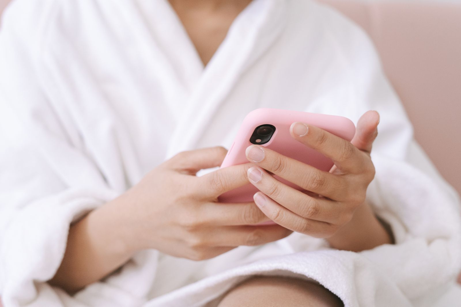 占い師 LINE 予約 導線をテーマにした女性のイメージ写真