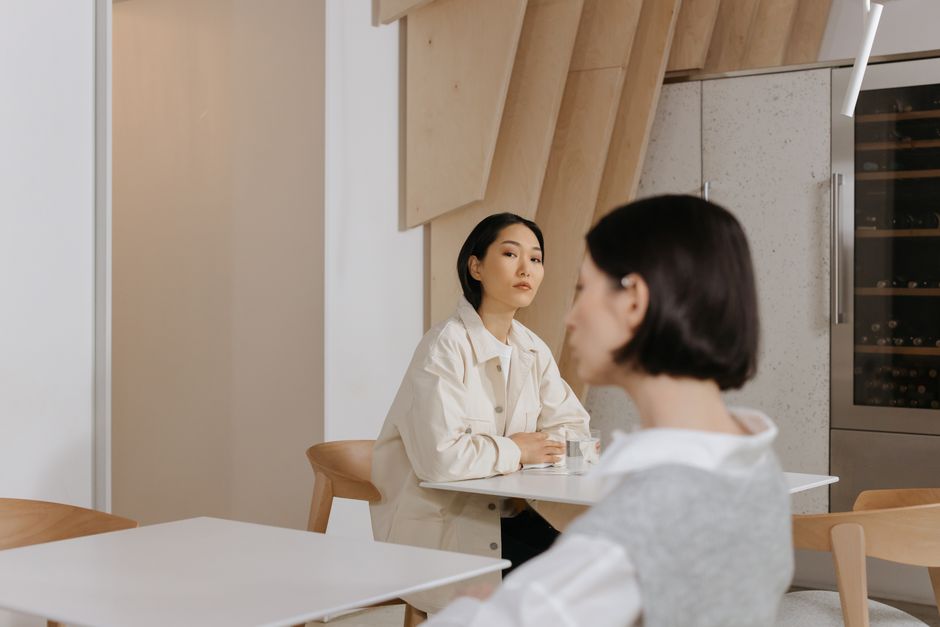 落ち着いて話し合うふたりの場面