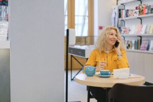 セラピスト チラシ 効果ないに悩む女性のイメージ