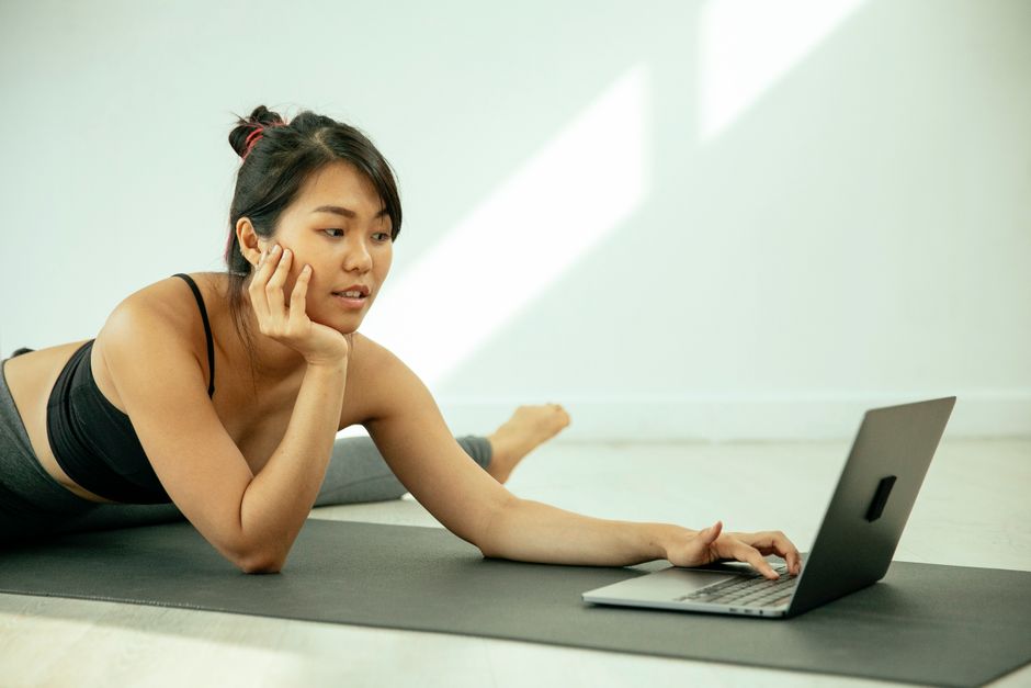 見込み客の疑問に答える情報を整える様子