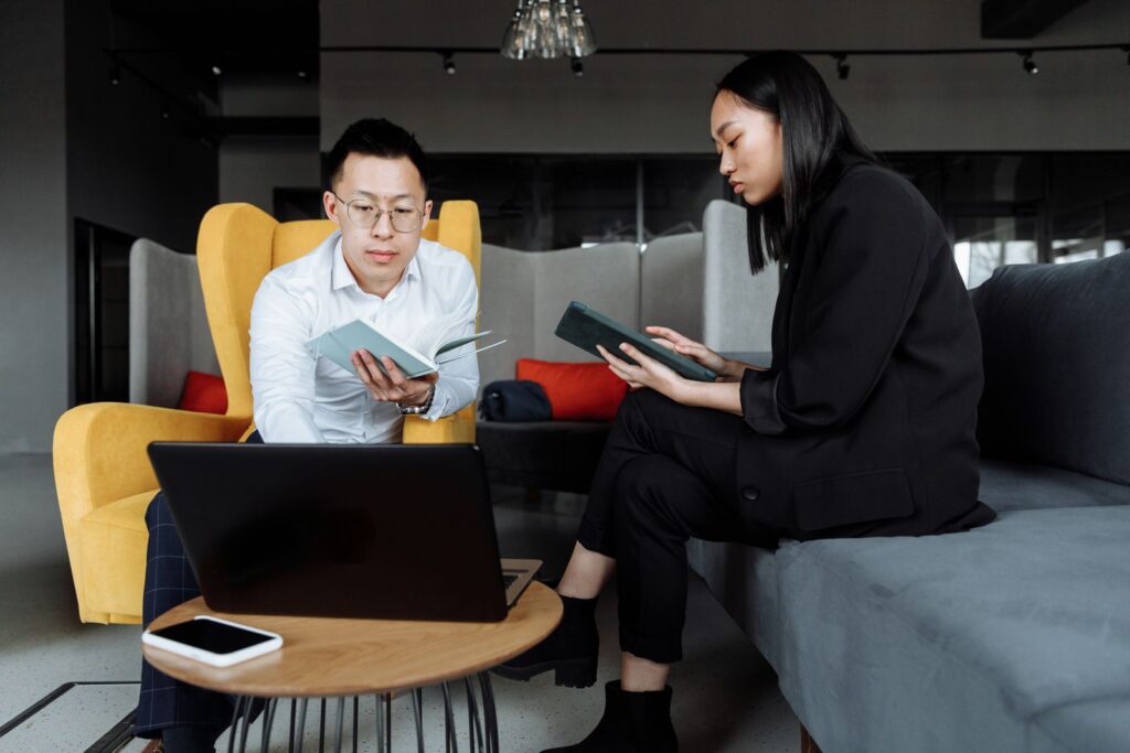 人に頼るのが苦手に悩む女性のイメージ