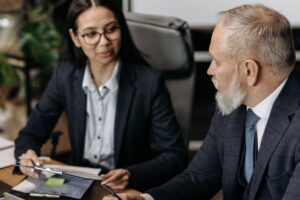 退職の伝え方に悩む女性のイメージ（アイキャッチ）