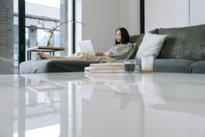 休日 予定 詰めすぎ 疲れるに悩む女性のイメージ