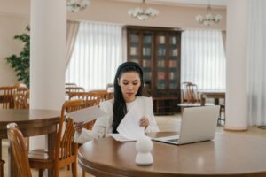 職場で孤独を感じる女性のイメージ（アイキャッチ）