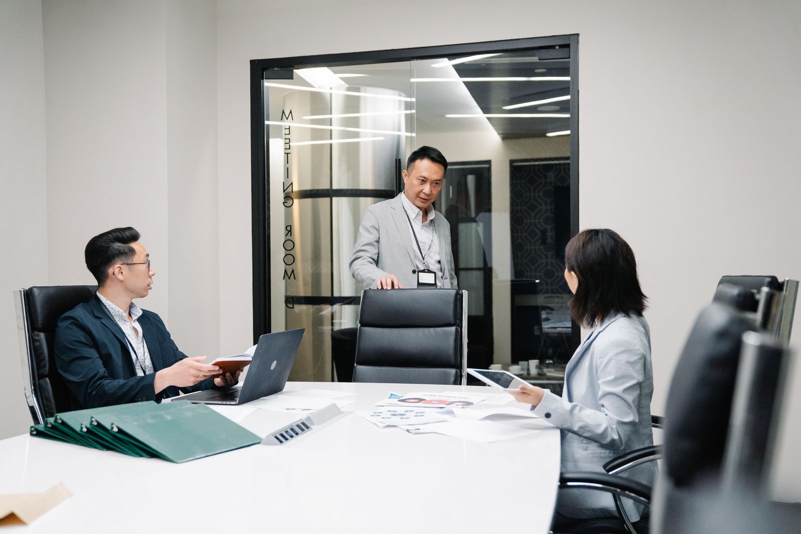 会議 発言できない 対策をテーマにした女性のイメージ写真