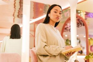 30代の白髪対策を考える女性のイメージ（アイキャッチ）