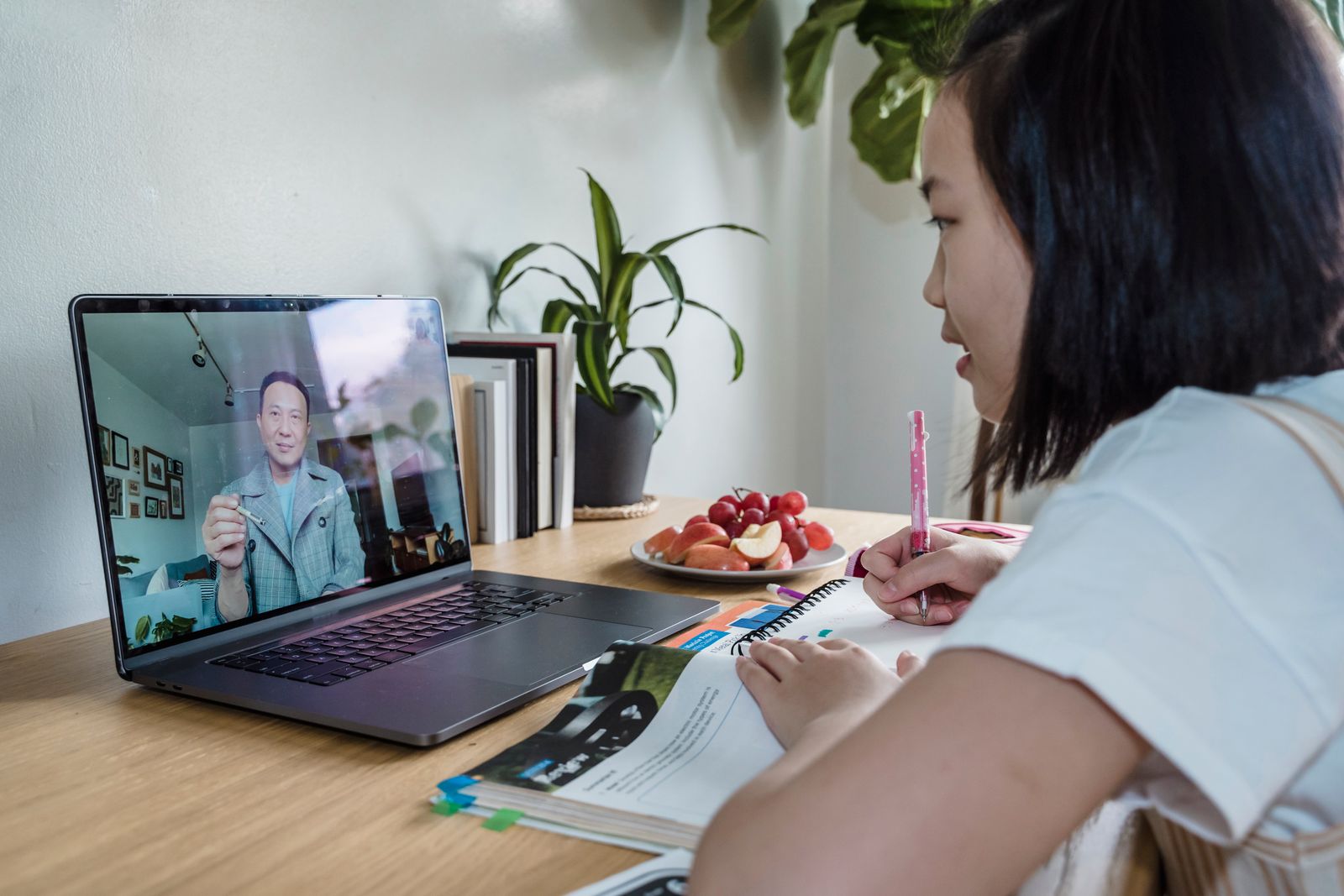 オンラインカウンセリング 対面 選び方をテーマにした女性のイメージ写真