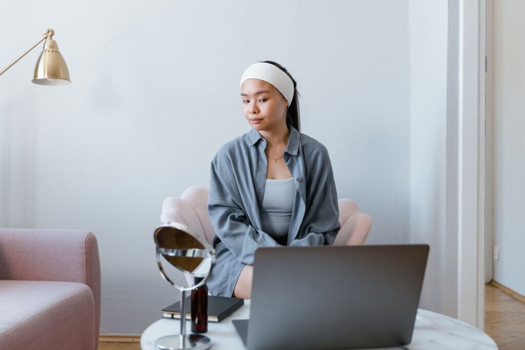 コーチング 体験セッション 集客に悩む女性のイメージ