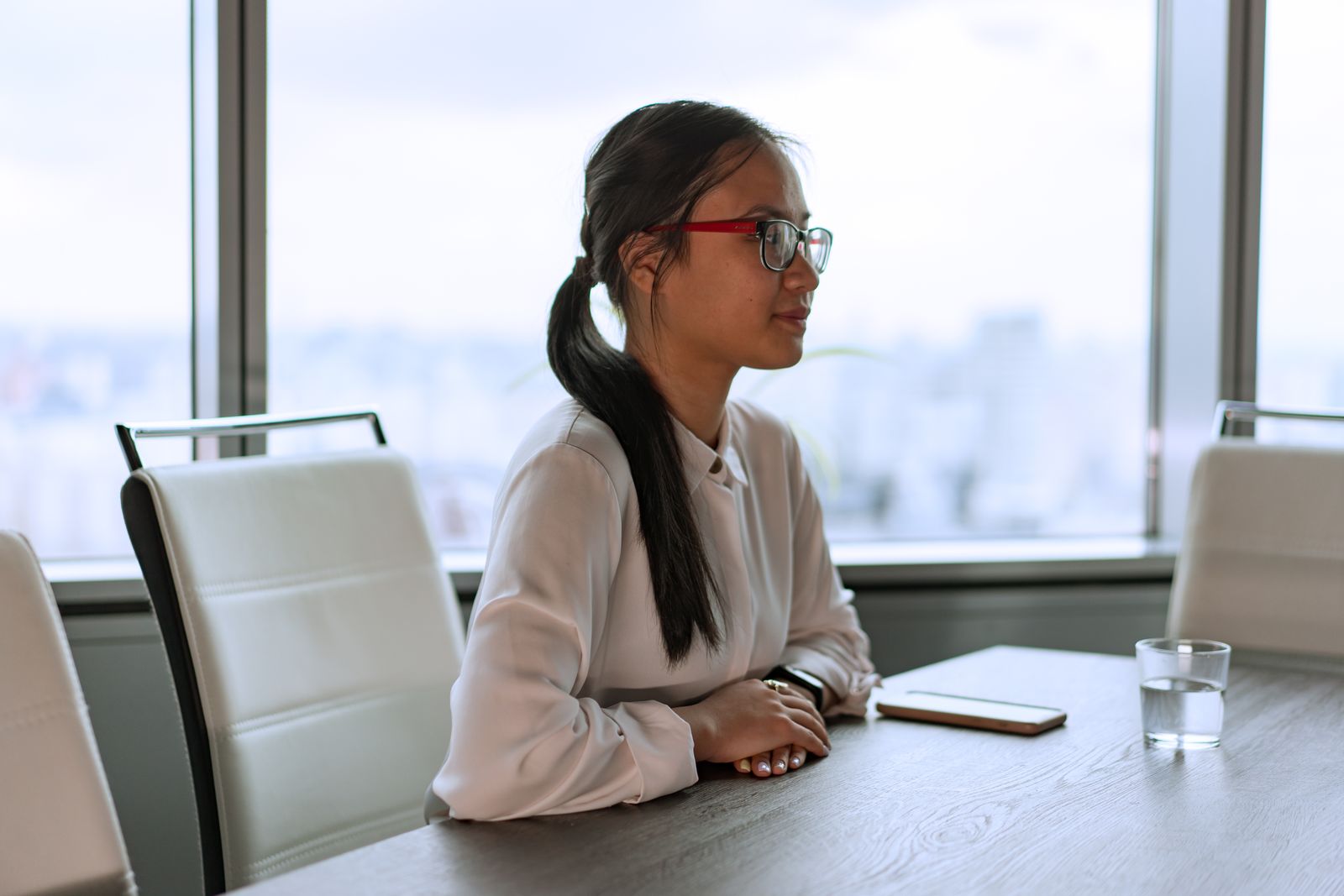 電話対応が苦手で緊張する女性のイメージ(アイキャッチ)