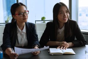 キャリアに迷い相談したい女性のイメージ（アイキャッチ）