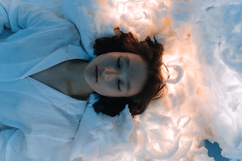 穏やかに眠る女性