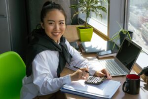 家計簿 続かない 簡単 方法に悩む女性のイメージ