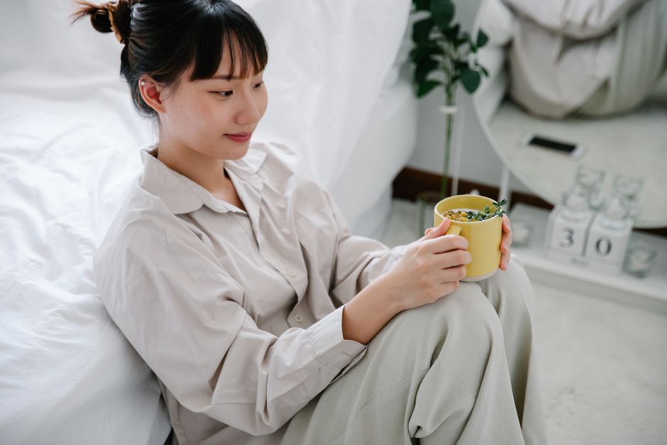 白湯を飲んで一日を始める様子