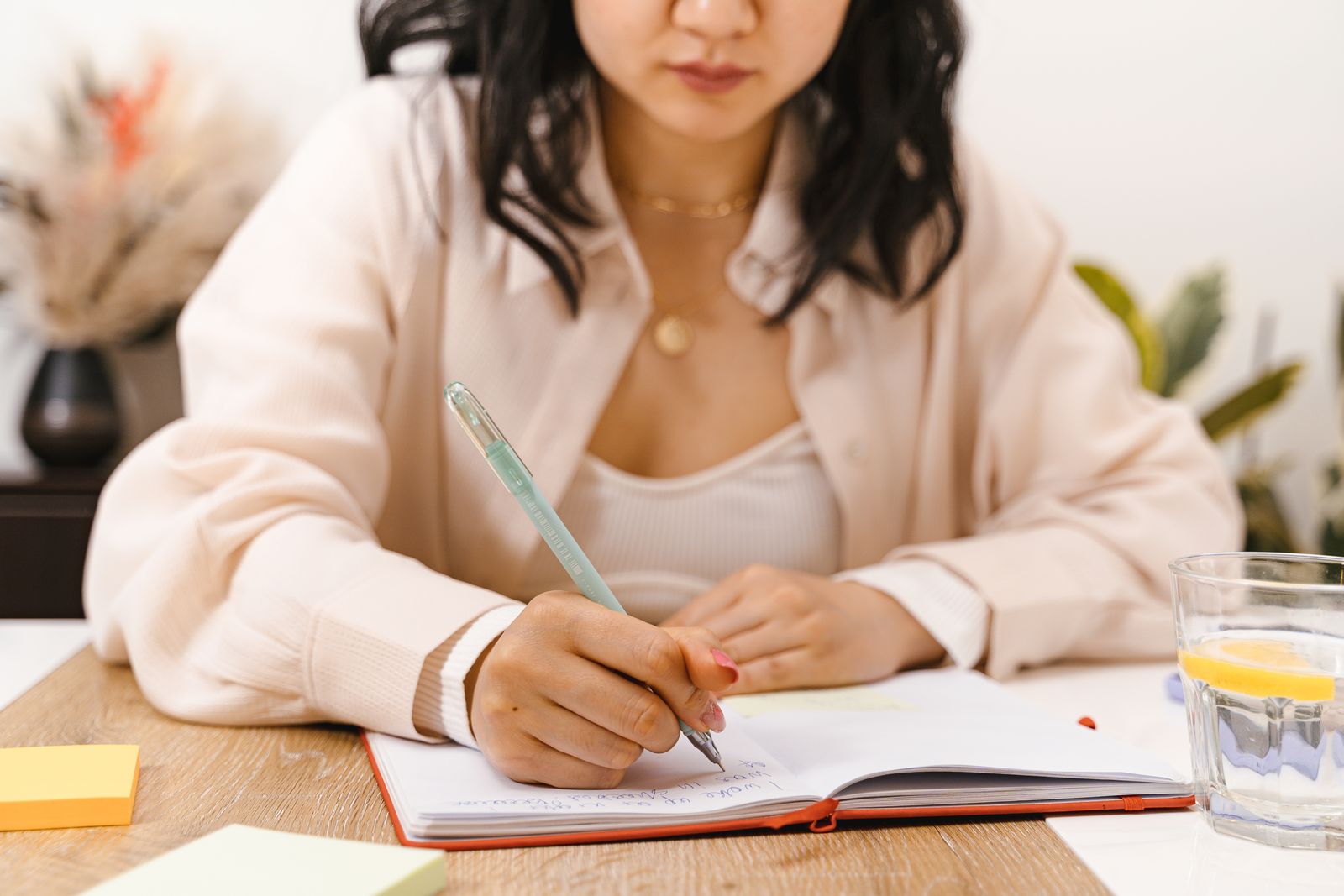 優先順位 つけられない 仕事と向き合う穏やかなシーン