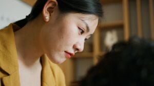 カウンセリング 同じ話 停滞に悩む女性のイメージ