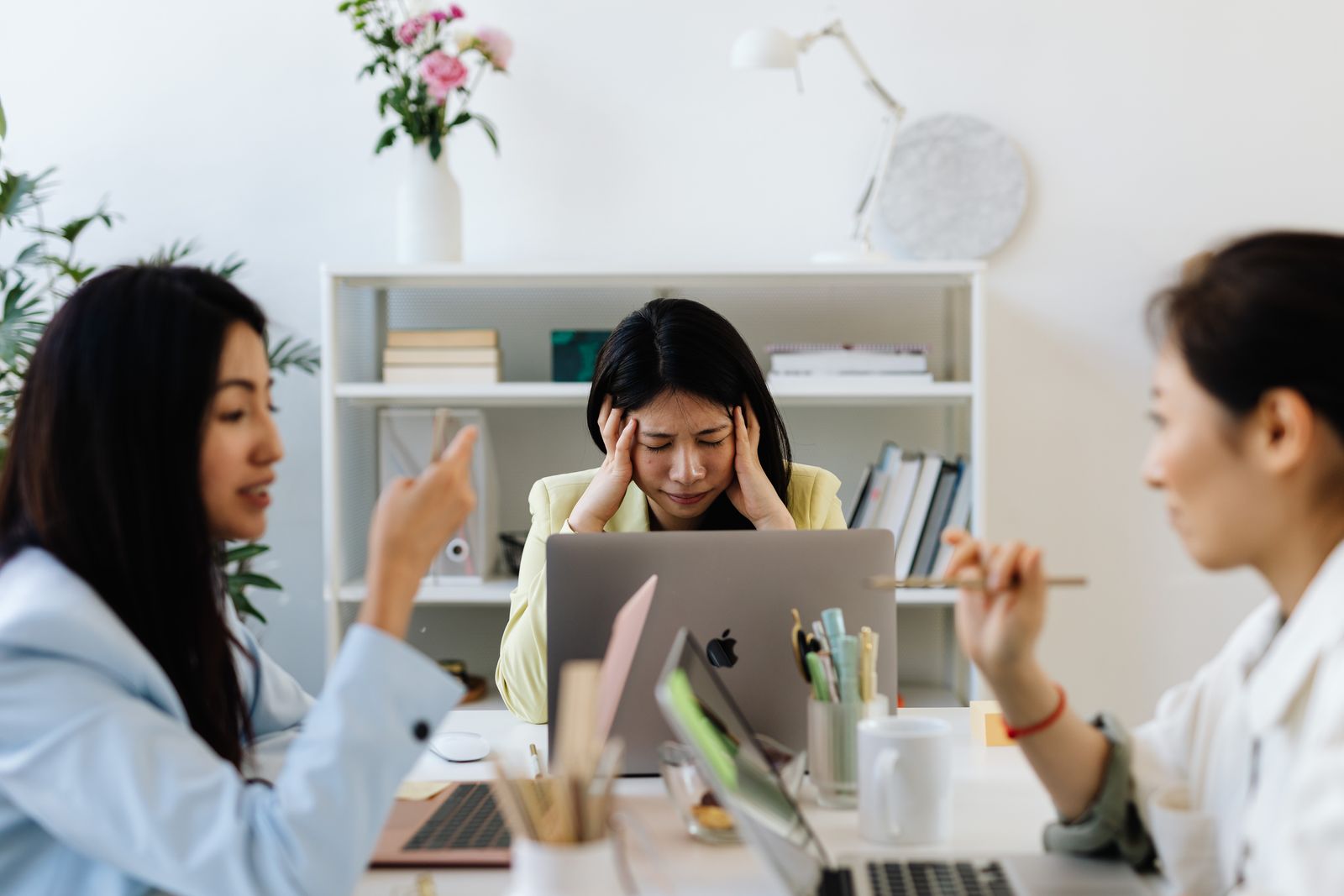 個人事業 集客 疲れたと向き合う穏やかなシーン