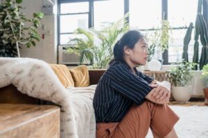 人に頼れず抱え込む女性のイメージ（アイキャッチ）