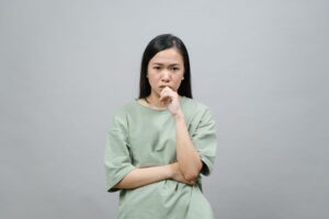 怒りを抑えられず悩む女性のイメージ（アイキャッチ）