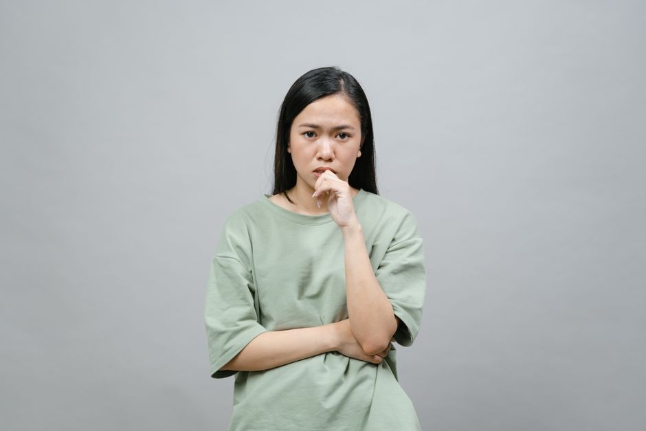 怒りを抑えられず悩む女性のイメージ(アイキャッチ)