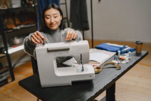 断捨離を始める女性のイメージ（アイキャッチ）