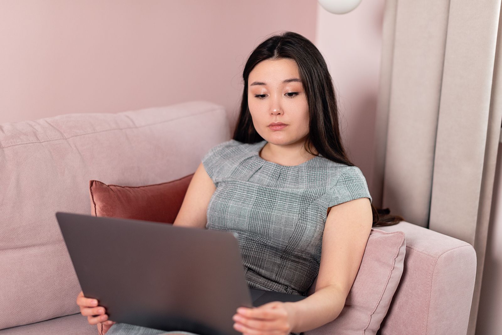 固定費 見直し 手順 一人暮らしをテーマにした女性のイメージ写真