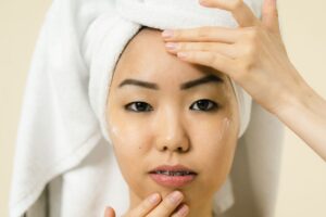 乾燥肌のスキンケアに悩む女性のイメージ（アイキャッチ）
