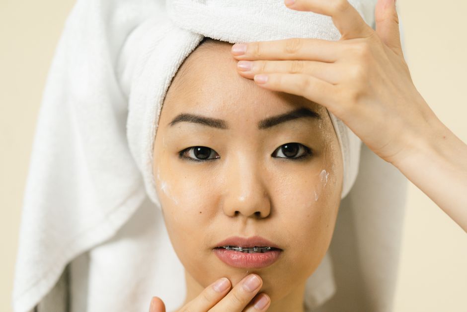 乾燥肌のスキンケアに悩む女性のイメージ（アイキャッチ）