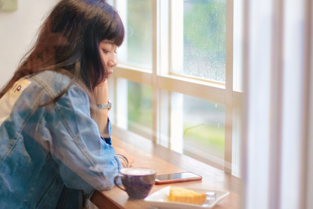 占い師 当たらない 言われたに悩む女性のイメージ