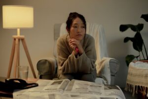 人の目が気になって疲れる女性のイメージ（アイキャッチ）