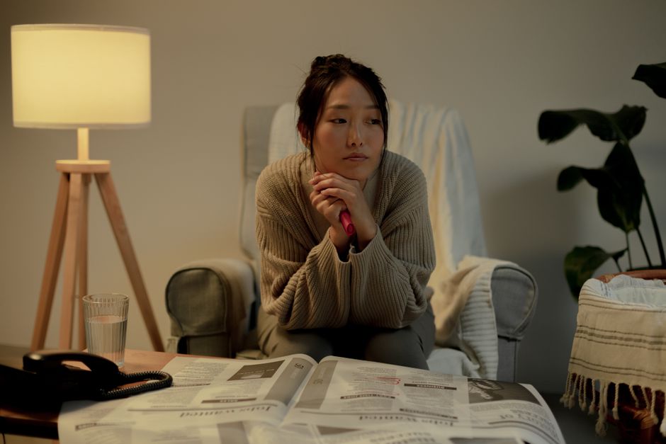 人の目が気になって疲れる女性のイメージ(アイキャッチ)
