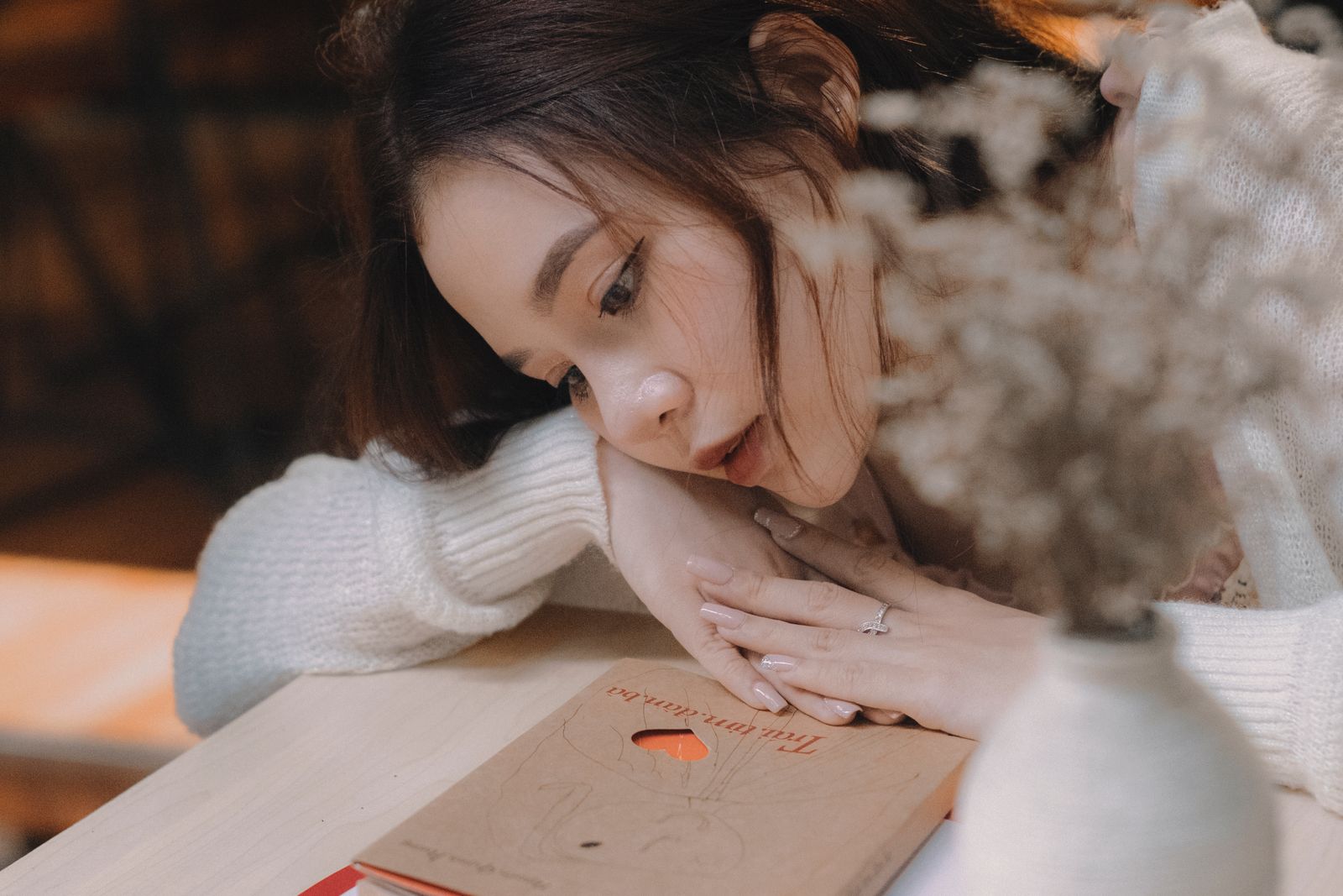 未来に楽しみが見つからないについて考える女性の様子