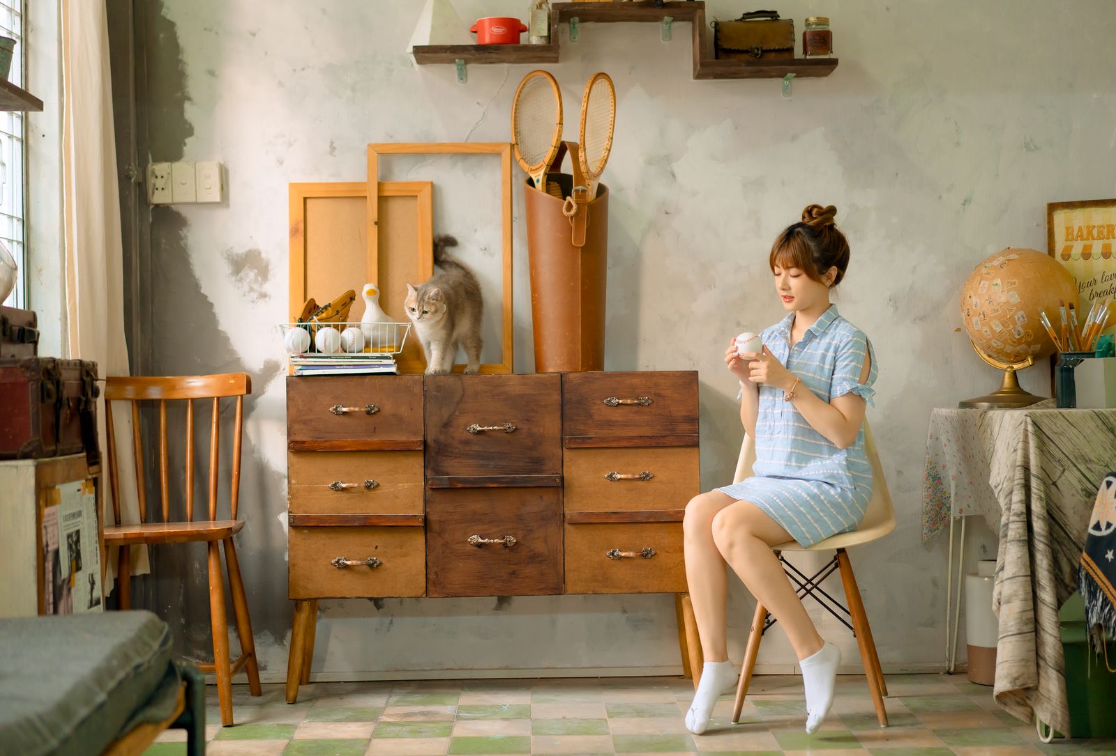 毎日の献立が決まらないについて考える女性の様子