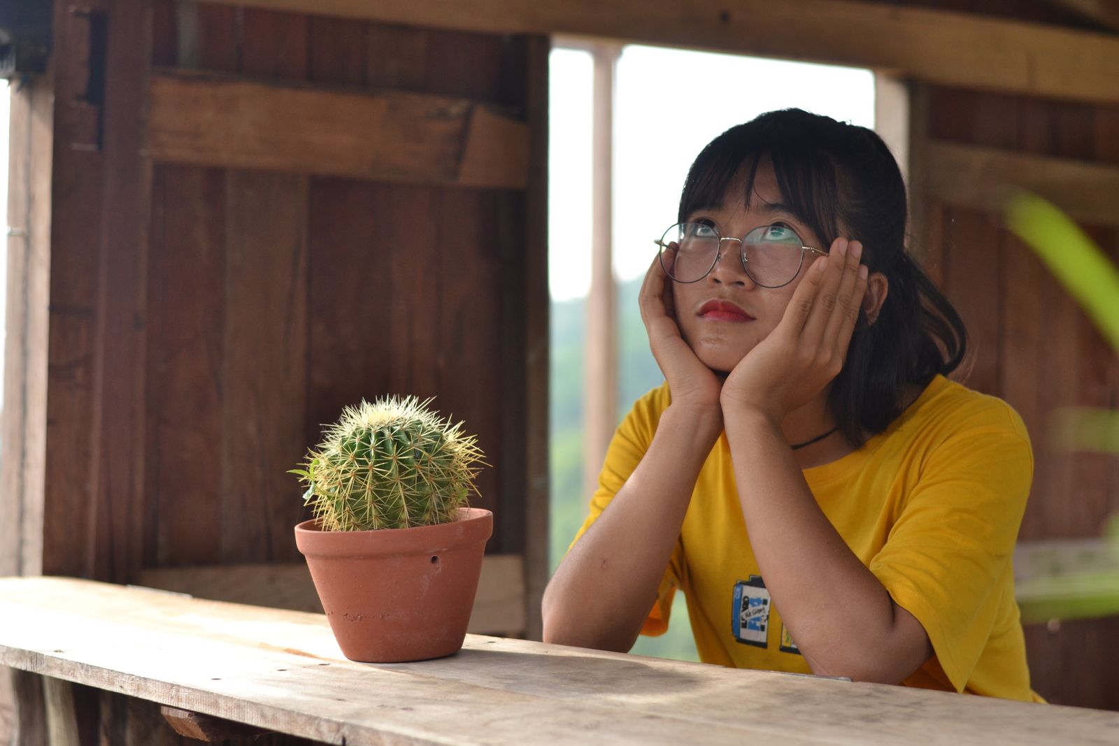 相手に期待して疲れるをテーマにした女性のイメージ写真