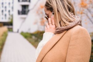 相手のためを思うと本音が言えない 配慮に悩む女性のイメージ