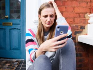見捨てられ不安 人間関係をテーマにした女性のイメージ写真