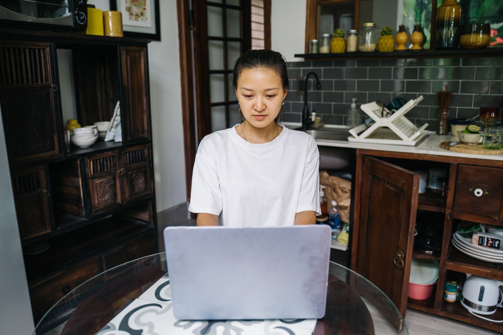 買い置きをいつも切らすに悩む女性のイメージ
