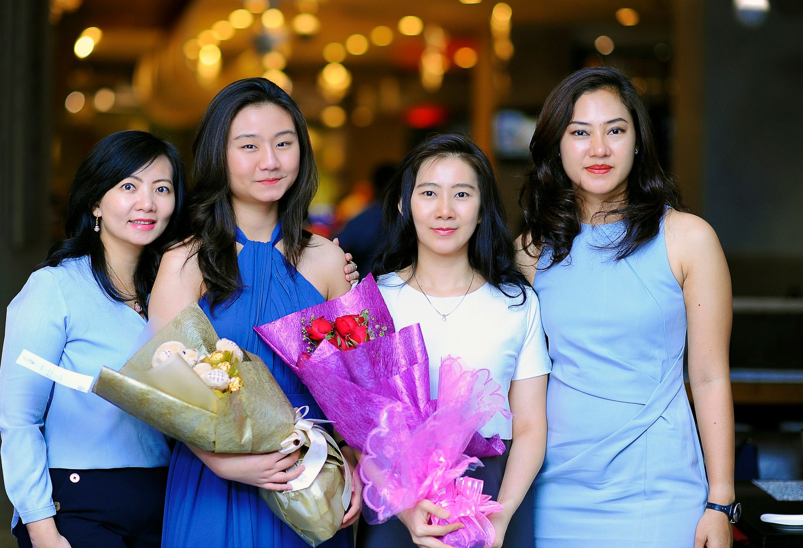 友人 報告 祝う 女性をテーマにした女性のイメージ写真